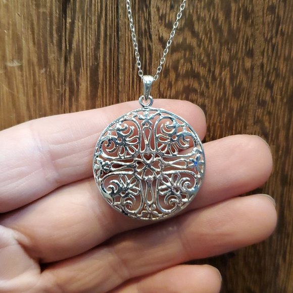 18 Inch 925 Sterling Silver Fancy Design Large Circle Heavy Pendant Necklace - Picture 1 of 7